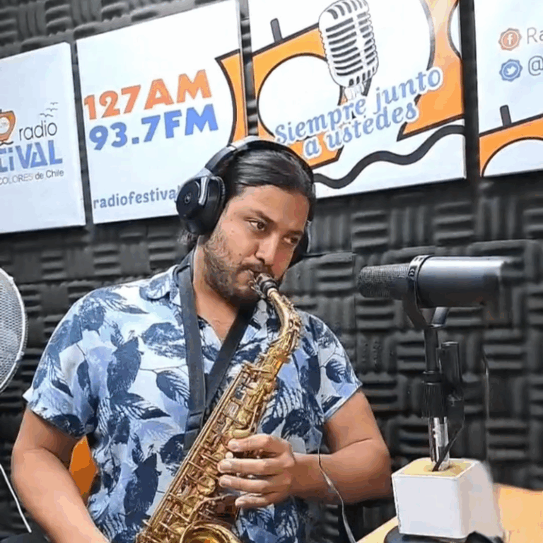 Músico Trasandino Agustín Yañez en los estudios de Radio Festival
