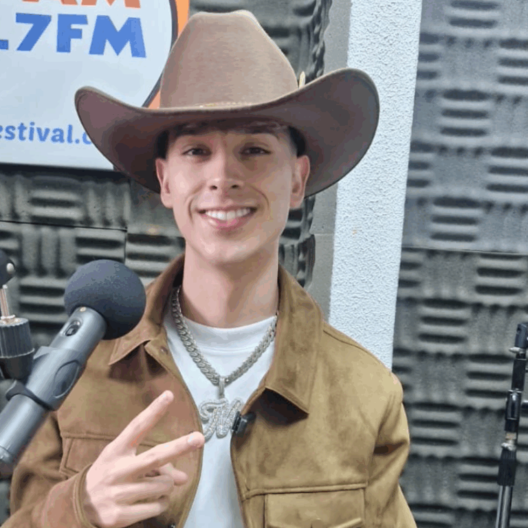 El Cantante de Ranchera Urbana J Matt en los estudios de Radio Festival